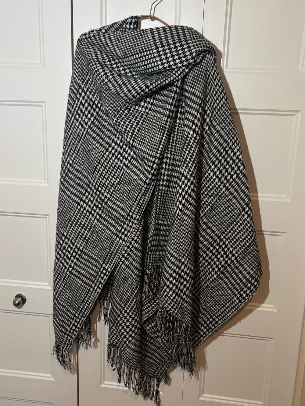 Di Firenze Collection Houndstooth Fringe Glen Plaid Shawl Wrap Cape